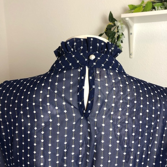 Elegant Blue Blouse - Picture 4 of 6